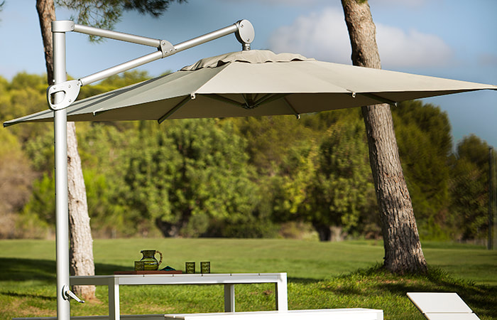 Picture of an cantilever parasol in a garden in Cadiz